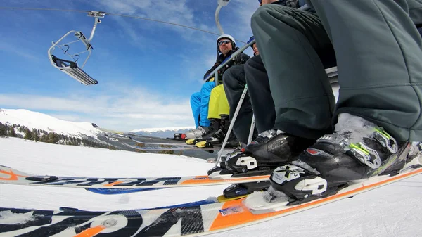 Captura Ángulo Bajo Esquiador Sentado Una Silla Remonte Montando Hasta —  Fotos de Stock