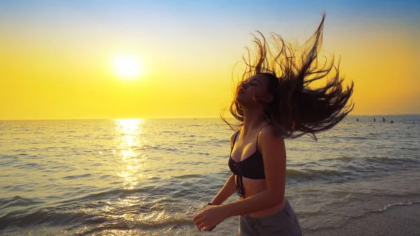 Krásný Model Plavkách Pózuje Pláži Západu Slunce Dlouhými Vlasy Takže — Stock fotografie