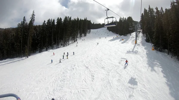 Esquiadores Snowboarders Que Van Cuesta Abajo Una Pista Montaña Una — Foto de Stock