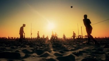 Plaj voleybolu siluet gün batımında