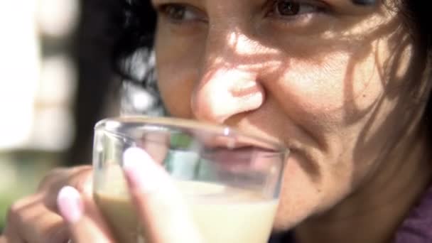 Vacker Ung Kvinna Som Dricker Kaffe Sitter Utomhus — Stockvideo