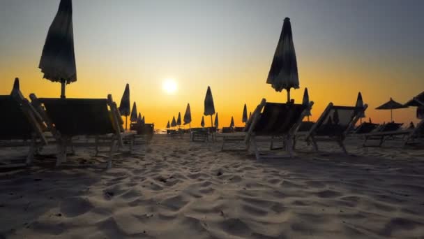 Plage Avec Parasols Chaises Longues Sur Fond Coucher Soleil Concept — Video