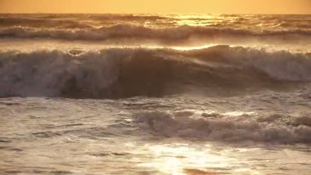 Onde Tempesta Tramonti Che Infrangono Durante Sera Ventosa Sull Oceano — Video Stock