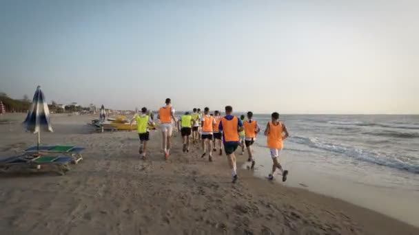 Futbol Spor Takımı Gündoğumu Denizde Eğitim Koşu Devreye Girer Thay — Stok video