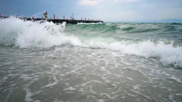 Velho Cais Ondas Mar Tempestuoso Respingo Areia Praia Câmera Lenta — Vídeo de Stock