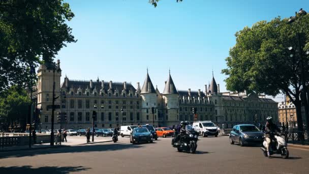 Zamek Conciergerie Ruchliwym Ruchem Ulicznym Paryżu Francja — Wideo stockowe
