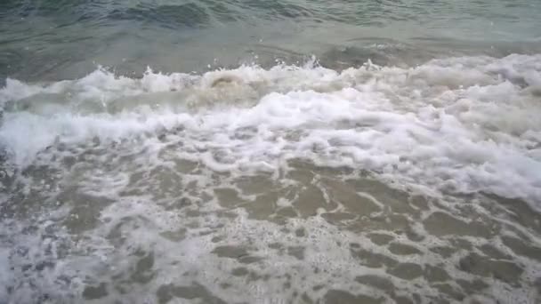 Onde Marine Schiantano Sulla Sabbia Della Spiaggia Formando Schiuma Rallentatore — Video Stock