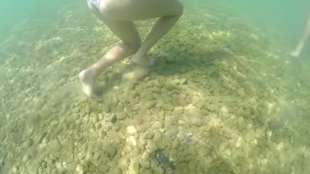 Unterwasser Ansicht Von Mädchen Füße Fuß Auf Rauem Meeresboden Mit — Stockvideo