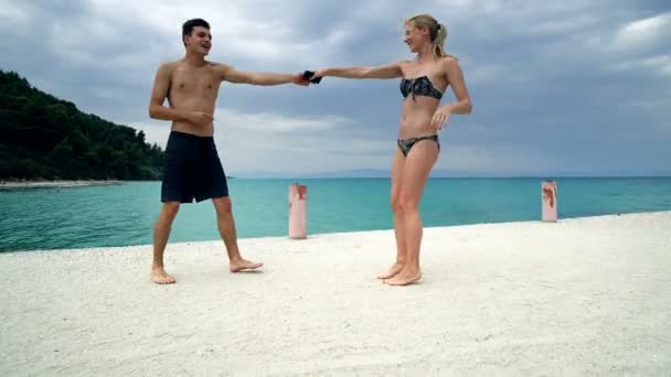 ロマンチックな幸せなカップル楽しいダンスでビーチ桟橋 — ストック動画