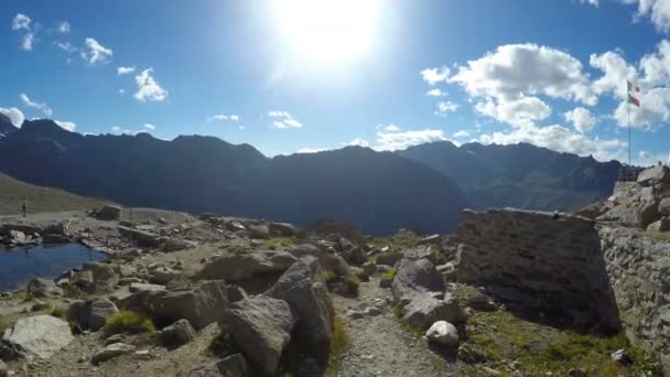 登山者波夫在维托里奥 埃马努埃莱 伊福的小屋探险意大利阿尔卑斯山大帕拉迪索山顶 — 图库视频影像