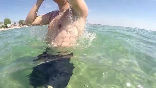 Bonito Adolescente Sexo Masculino Saindo Debaixo Água Faz Estilo Cabelo — Vídeo de Stock