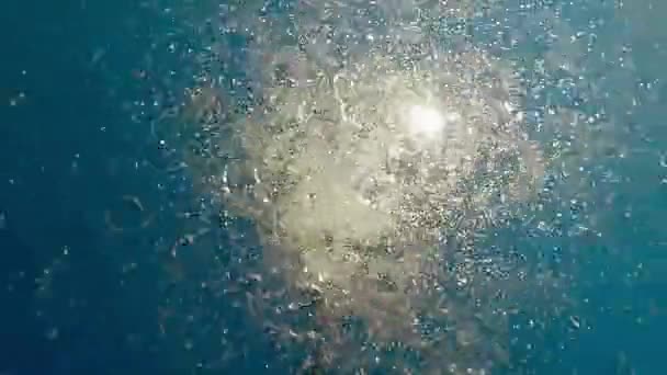 Gouttes Eau Douche Plage Tombant Sur Caméra Contre Ciel Bleu — Video