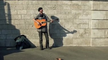 Genel sokak sanatçı, gitarist, cadde Basilica Basilique du Sacré Coeur Paris, Fransa. Onlarca buskers gerçekleştirmek sokaklarda ve Paris Metro. Ağır çekim