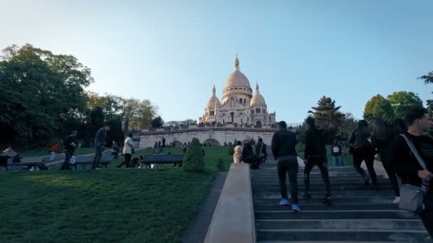 Párizsi Sacre Coeur Basilic Montmartre Egy Napsütéses Délutánon Steadicamnél Filmszerű — Stock videók