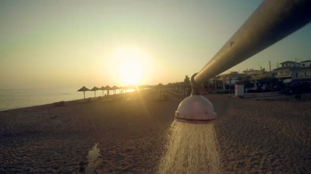 Verano Playa Ducha Agua Vertiéndose Contra Sol Puesta Del Sol — Vídeo de stock