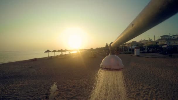 Praia Verão Água Chuveiro Derramando Para Baixo Contra Sol Pôr — Vídeo de Stock