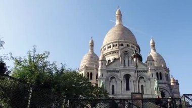 Sacre Coeur Bazilikası yaz günü. Büyük Ortaçağ Katedrali. Basilica Sacred Heart. Popüler dönüm noktası, en yüksek şehir noktası, sinematik steadicam hareket