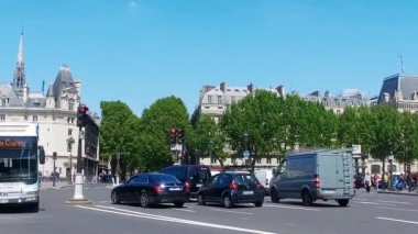 Paris, ağır çekim bahar güneşli bir günde genel otobüs ulaşım trafik