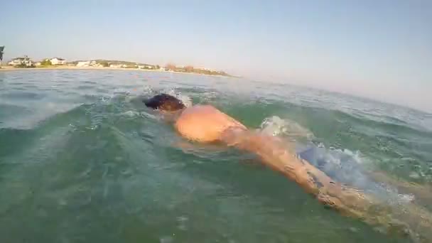 运动男子马拉松游泳游泳前爬行 折叠式射击 — 图库视频影像