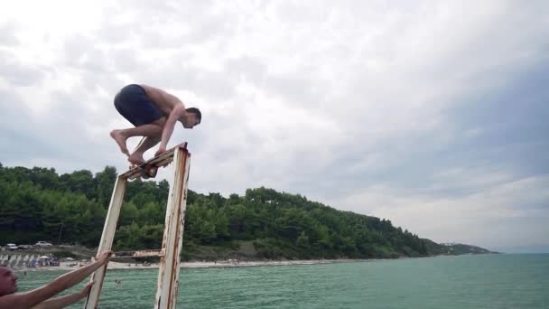Ung Man Hoppa Havet Från Piren Slow Motion — Stockvideo