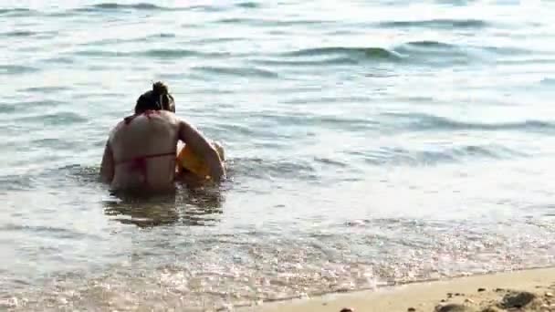 Samotna Dziewczynka Bawi Się Samotnie Morskiej Płytkiej Wodzie Podczas Letnich — Wideo stockowe