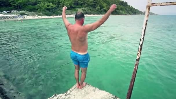 Hombre Saltando Desde Muelle Mar — Vídeos de Stock