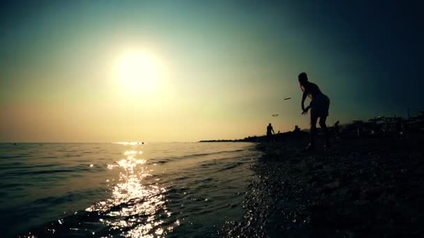 Frisbee Kumsalda Oynarken Gündoğumu Veya Günbatımı Ağır Çekim Sırasında Siluet — Stok video