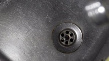 Mutfak lavabo drenaj delik ve su damla damlama, arka plan döngü