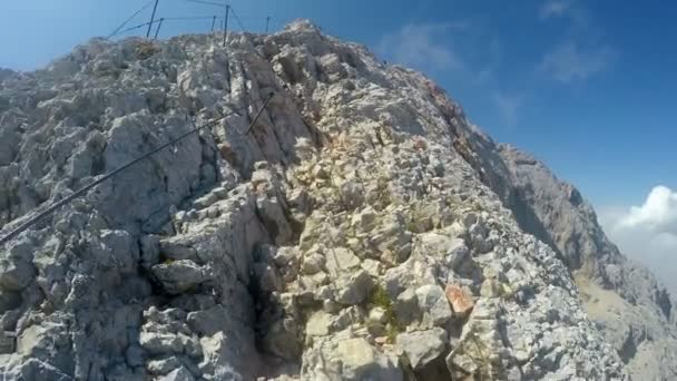 Bergbeklimmer Pov Expeditie Klimmen Naar Top Van Rotsachtige Berg Triglav — Stockvideo