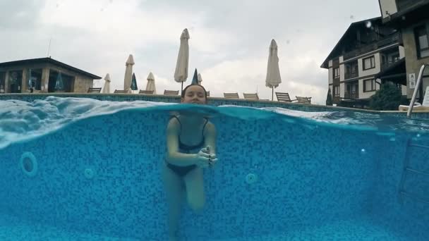 Happy Girl Swimming Luxury Villa Pool Gopro Dome Half Underwater — Stock Video
