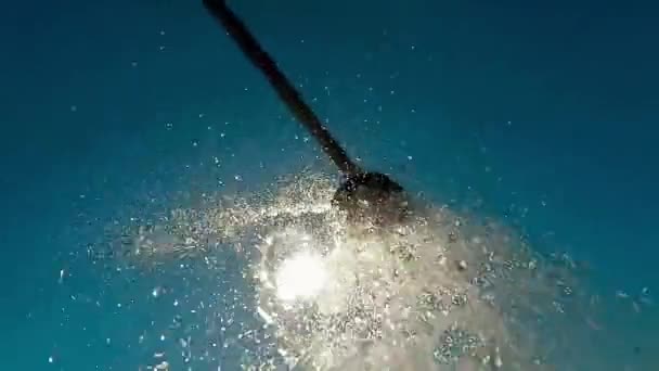 Chuveiro Praia Gotas Água Caindo Câmera Contra Céu Azul Slow — Vídeo de Stock