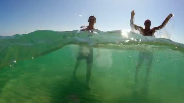 Divertimento Famiglia Padre Figlio Spruzzi Acqua Sul Mare Durante Vacanze — Video Stock