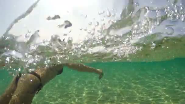 Сексуальная Женщина Купающаяся Карибском Море Вид Воду — стоковое видео