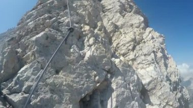 Dağcı pov kayalık dağ Zirvesi Triglav Julian Alps sıradağları üzerinde tırmanma seferi için