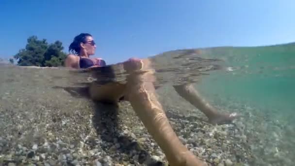 Gopro ドーム撮影 彼女の体をはねかける波とビーチ海岸でリラックスしたメガネでセクシーなブルネットの女性 — ストック動画