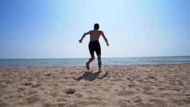 Spor atlet erkek çalışan deniz suyu ve sıçrama yapmak, ağır çekim için uygun