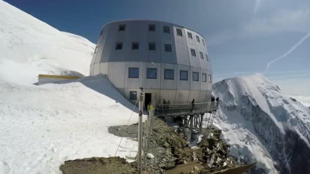 Refuge Gouter 3835 Populär Utgångspunkt För Försöker Bestigning Mont Blanc — Stockvideo