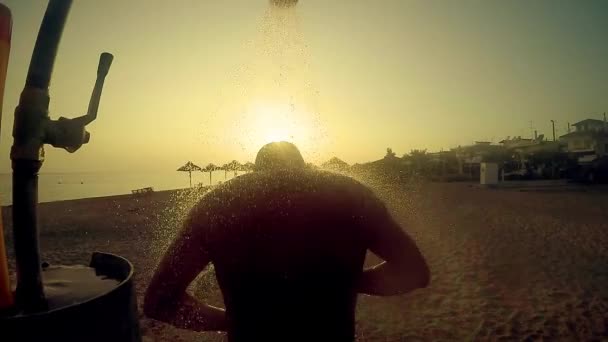 Hombre Tomar Una Ducha Aire Libre Playa Luz Del Atardecer — Vídeo de stock