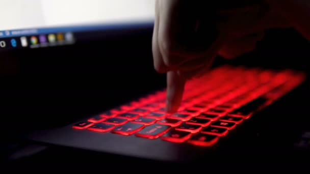 Новички Печать Клавиатуре Red Light Современном Ноутбуке Кинематографический Вид Вблизи — стоковое видео