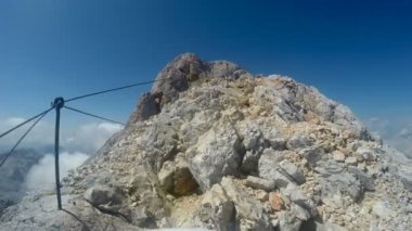 Dağcı pov kayalık dağ Zirvesi Triglav Julian Alps sıradağları üzerinde tırmanma seferi için