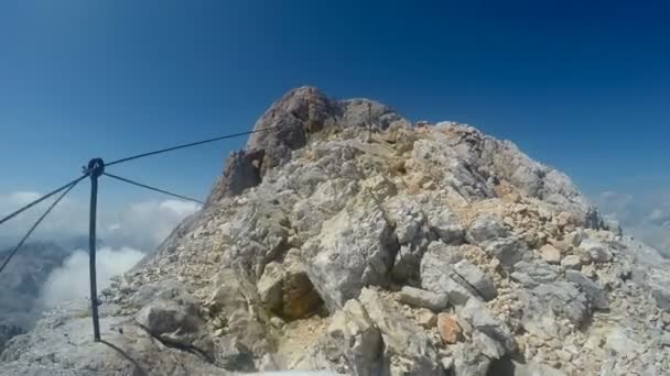 Alpinista Pov Expedición Escalada Cumbre Montaña Rocosa Triglav Cordillera Los — Vídeo de stock