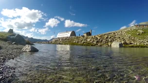 在意大利阿尔卑斯山大帕拉迪索山顶探险的维托里奥 埃马努埃莱 伊福小屋的山湖 — 图库视频影像