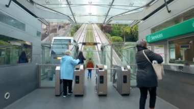 Turistler pov füniküler teleferik Montmartre, Paris, Fransa Sacre Coeur Bazilikası'na yaklaşıyor