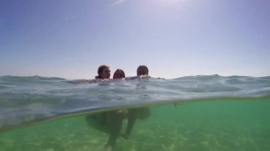 Plaj sarılma ve Splashing, gopro kubbe yarım sualtı görünümü, Yavaş Hareket Su da Su da eğlenmek Üç Teenage Girls Grubu