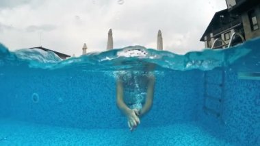 Googles olan mutlu kadın havuz içine dalış. Eğlenceli neşeli kız yaz Dalış, tatil gopro kubbe vurdu