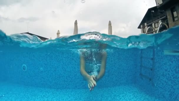 Joyeux Jeune Femme Avec Googles Plonger Dans Piscine Fille Gaie — Video