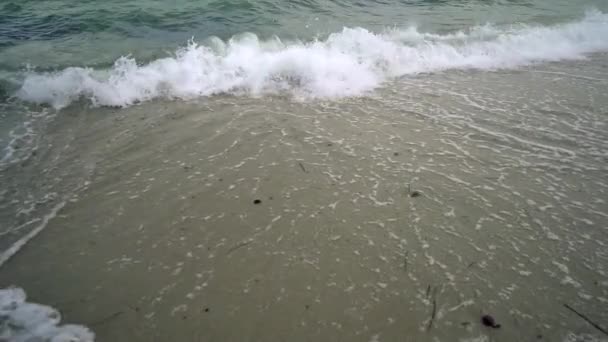 Ondas Mar Salpicam Areia Praia Câmera Lenta Imagens Com Gradação — Vídeo de Stock