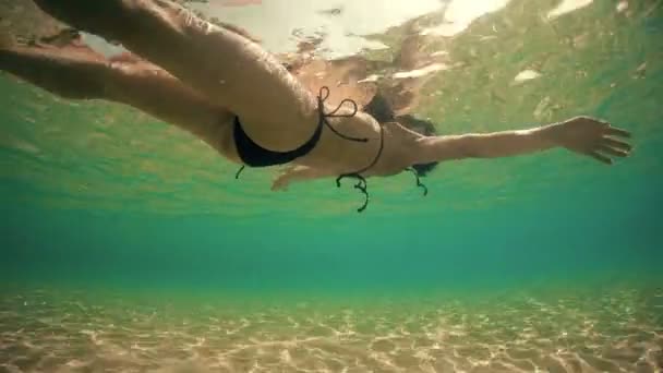 Perempuan Mengambang Atas Air Saat Matahari Terbenam Bagian Bawah Pov — Stok Video