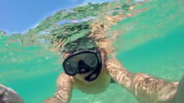 Şnorkel maskesi ile dalış adamdan yarım su altı selfie. Karayip temiz turkuaz su, gopro kubbe vurdu
