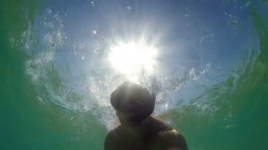 Şnorkel maskeli bir adamın selfie portresi yaz güneşi ve ışınlar tarafından aydınlatılıyor.